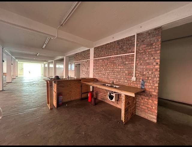 500M² BUILDING TO LET IN WOODSTOCK